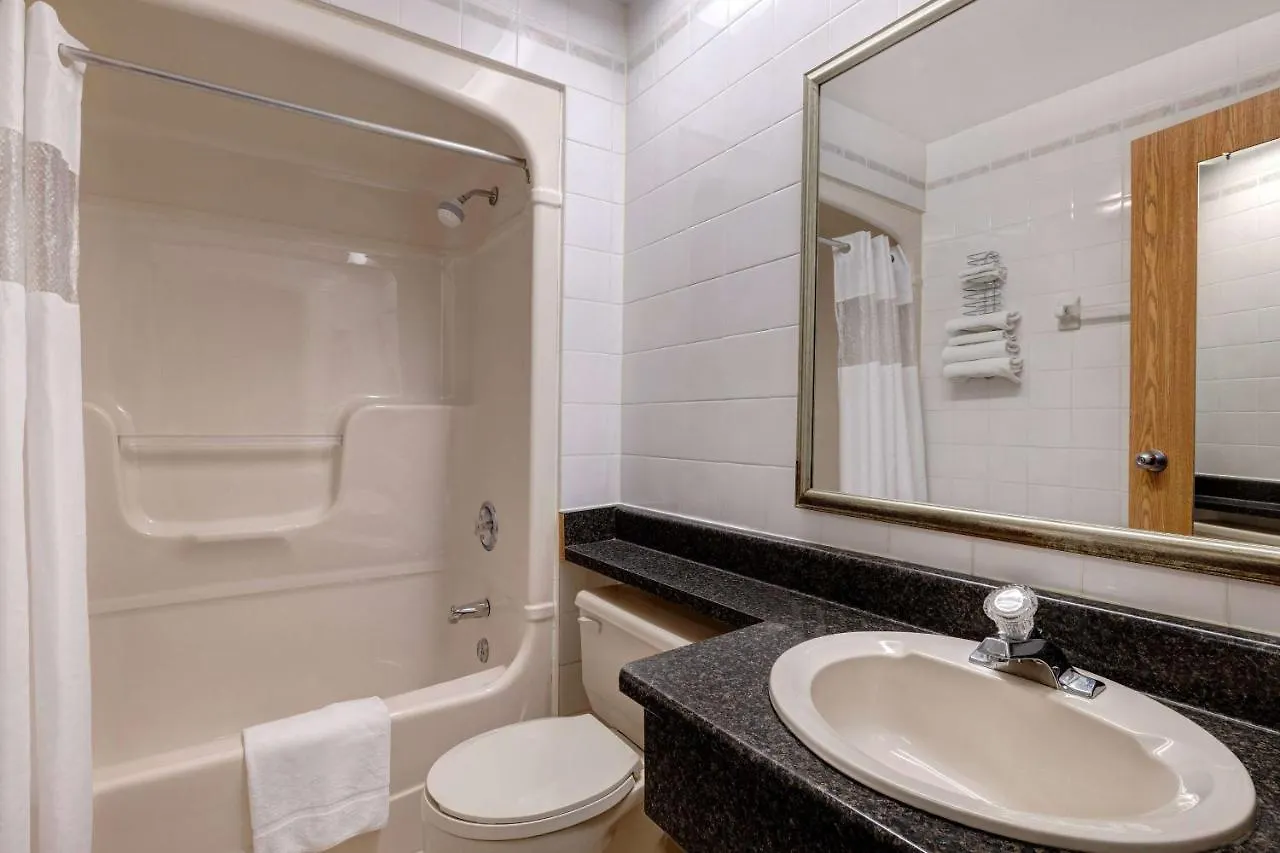 Отель Days Inn By Wyndham Niagara Falls Near The Falls